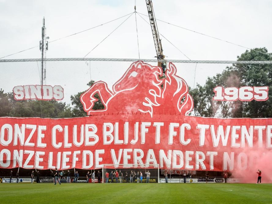 Supporters van FC Twente laten ook tijdens de voorbereiding op het nieuwe seizoen weten dat ze achter hun cluppie blijven staan. (16-07-2016)
