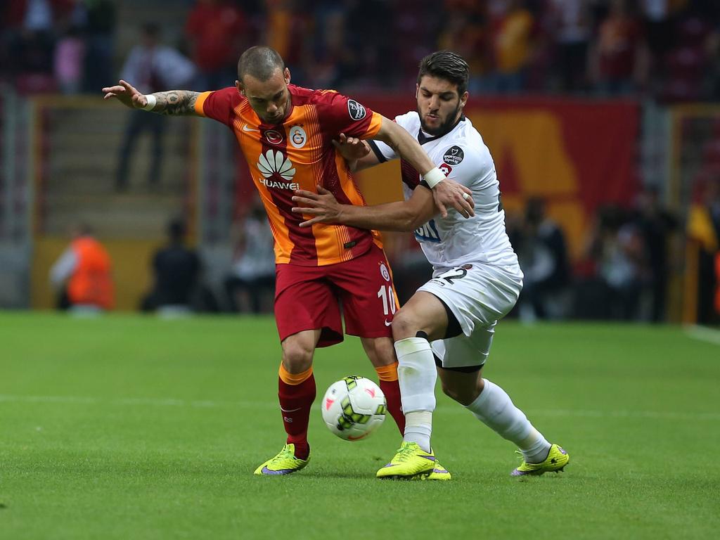 Wesley Sneijder (l.) vecht een duel uit met Moestafa El Kabir (r.) tijdens het competitieduel Galatasaray - Gençlerbirliği (16-05-2015).