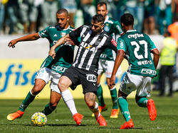 Pratto rodeado de jugadores del Palmeiras con la camiseta de Atlético Mineiro. (Foto: Imago)