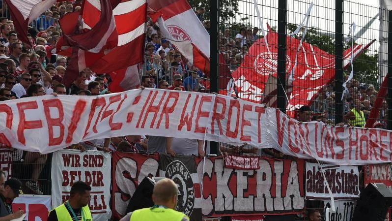 Fans des FC Bayern protestieren gegen den DFB
