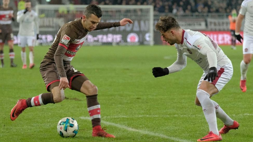 Sobotta (l.) verletzte sich im Spiel gegen Holstein Kiel