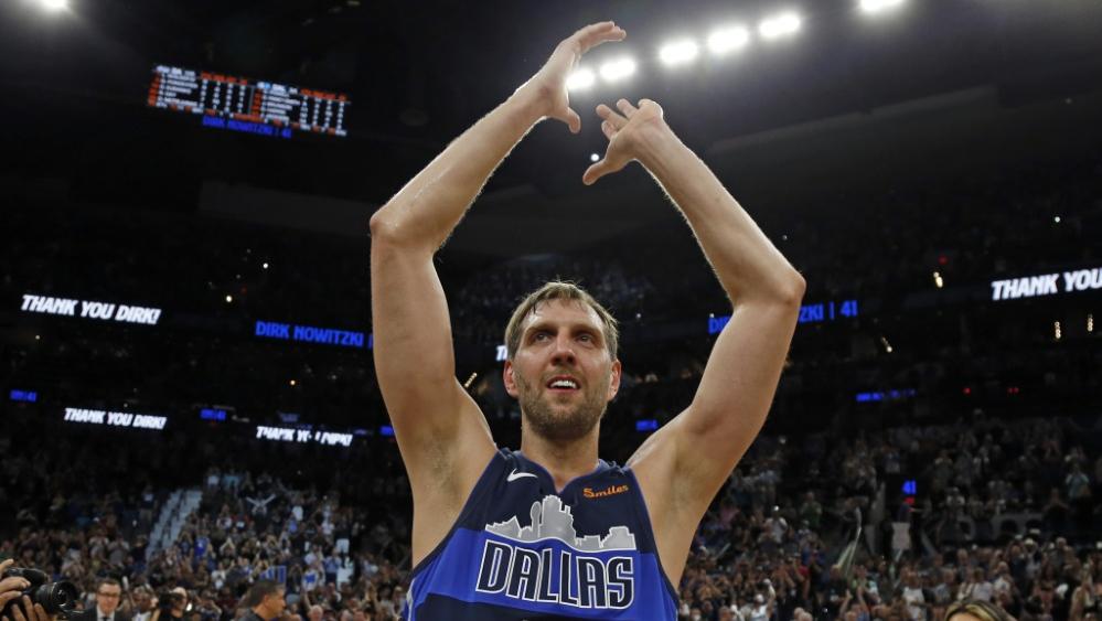 Nba Silhouette Auf Dem Mavericks Court Dirk Nowitzki Total Geruhrt