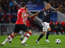 Zowel Daniel Schwaab (l.) als Andrés Guardado (m.) proberen Arjen Robben af te stoppen tijdens de wedstrijd Bayern München - PSV. (01-11-2016)