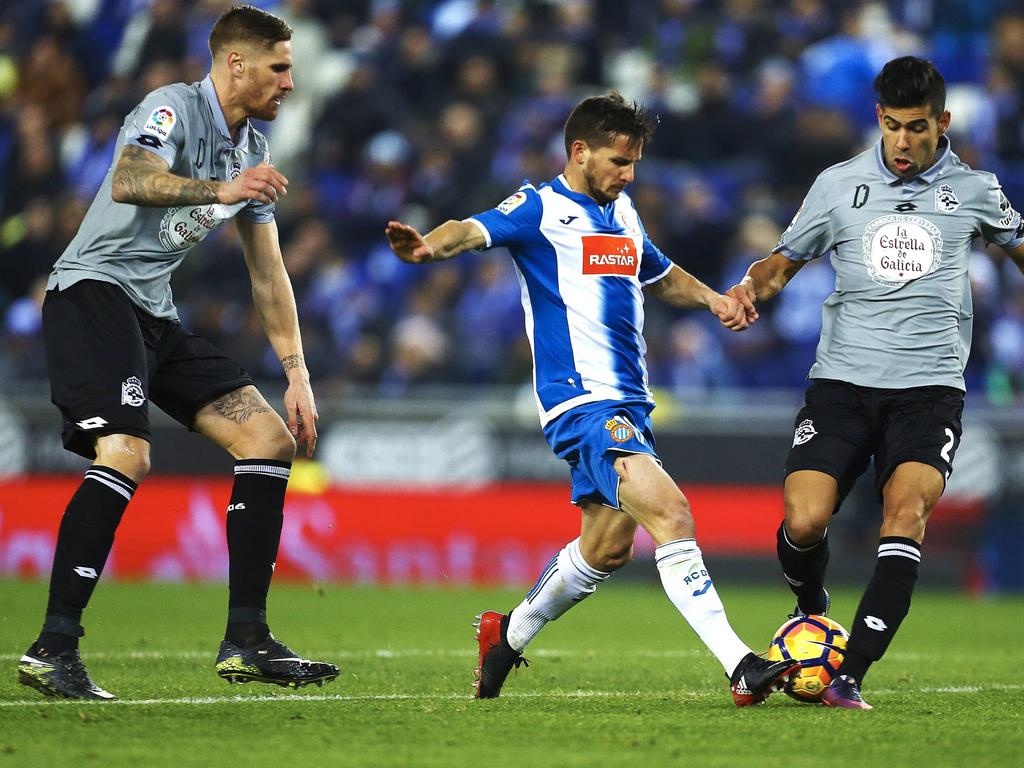 Piatti (Espanyol) compite por la bola con Joselu (dcha.) ante la mirada de Juanfran. (Foto: Imago)