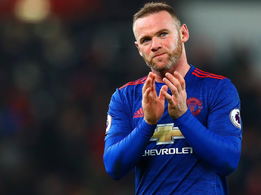 Wayne Rooney bedankt na afloop de fans van Manchester United. Hij heeft zijn ploeg een punt bezorgd in het uitduel met Stoke City. (21-01-2017)