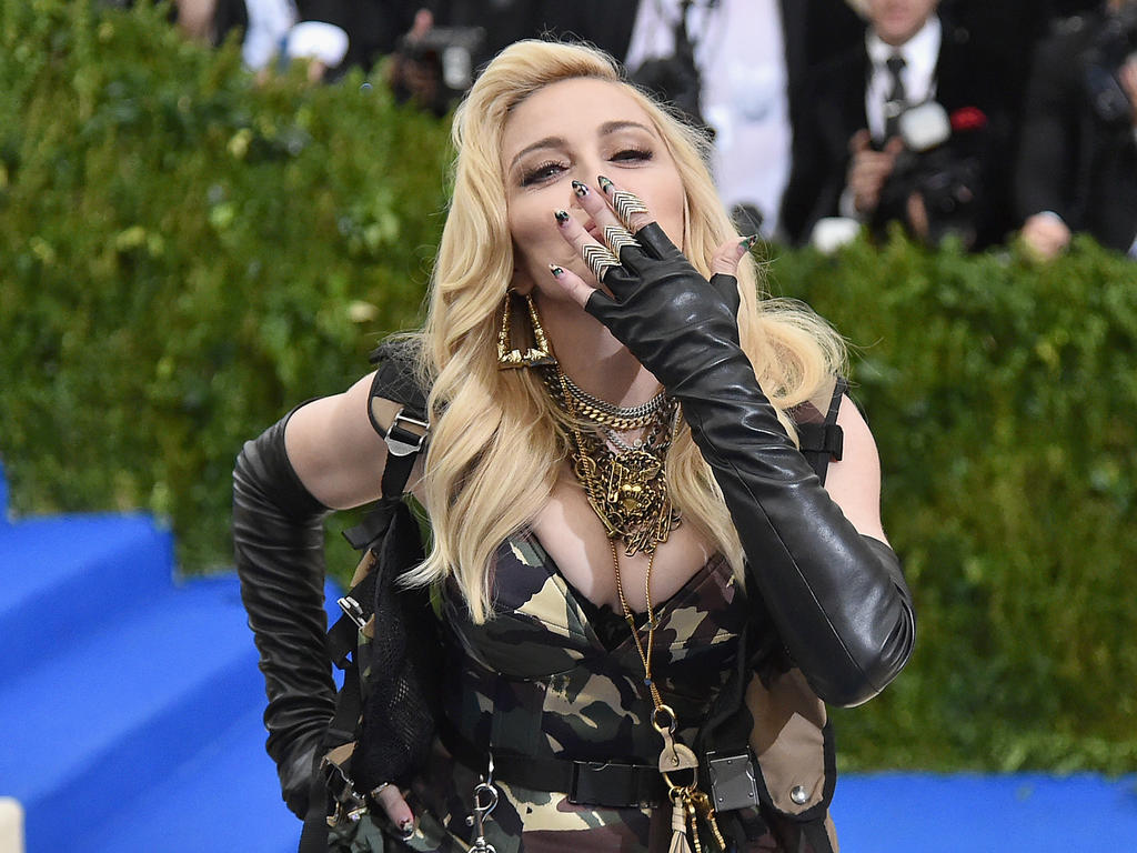 Madonna wechselt für ihren Sohn nach Lissabon