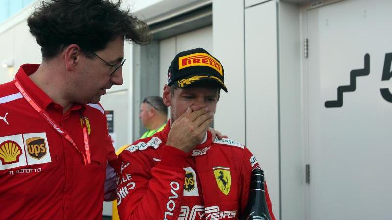 Stärkt Sebastian Vettel (r) den Rücken: Ferrari-Teamchef Mattia Binotto Stärkt Sebastian Vettel (r) den Rücken: Ferrari-Teamchef Mattia Binotto