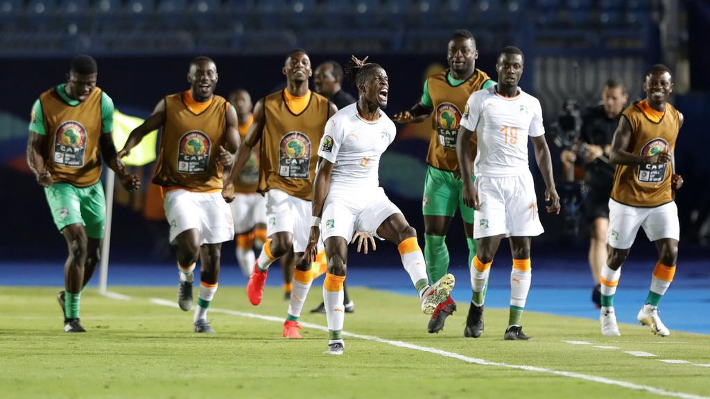 Los jugadores de Costa de Marfil celebran la victoria.