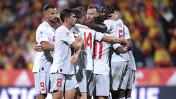 Stürmer Breel Embolo (l) erzielte beim Schweizer Sieg gegen Spanien das 2:1.