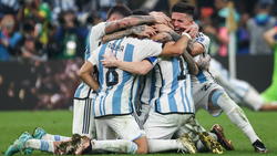 Lionel Messi ist nun auf einer Stufe mit Argentiniens Fußball-Idol Diego Maradona.