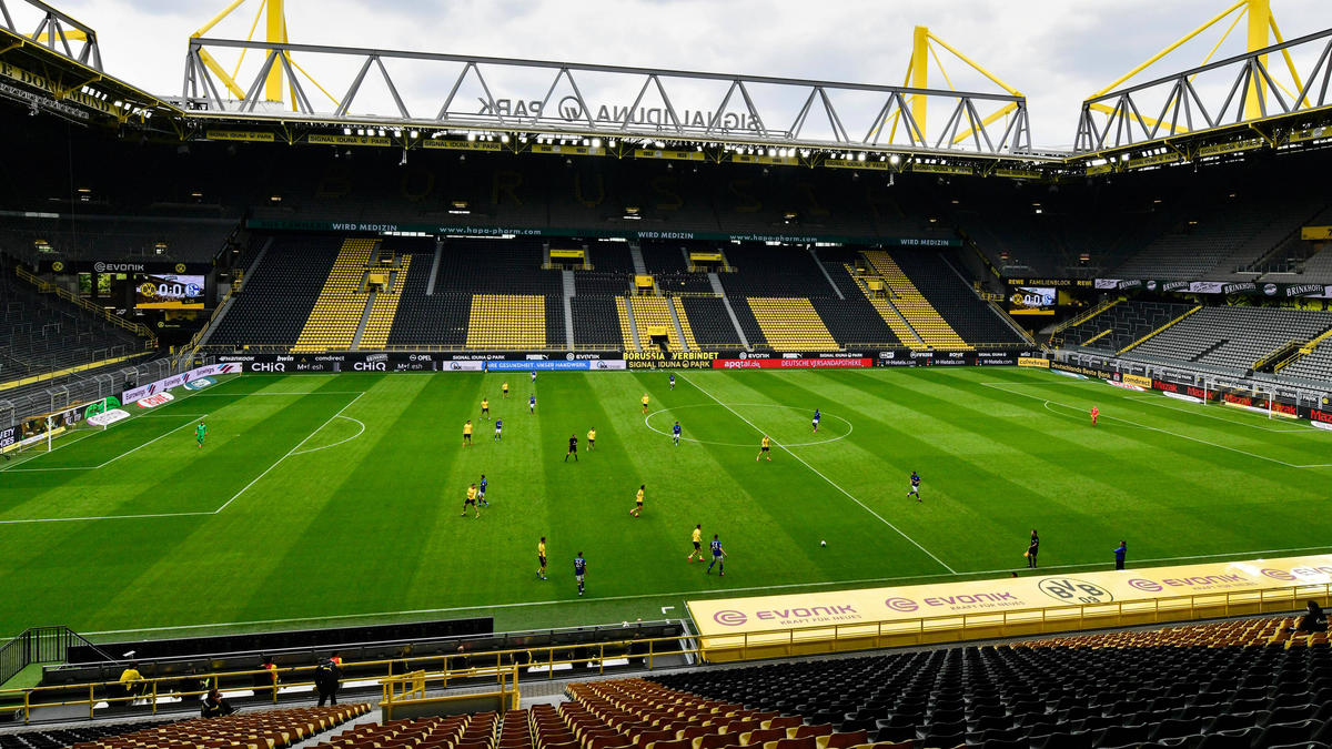 Das Revierderby zwischen dem BVB und dem FC Schalke wurde vor leeren Rängen ausgetragen Das Revierderby zwischen dem BVB und dem FC Schalke wurde vor leeren Rängen ausgetragen