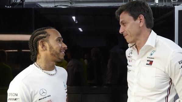 Im Kampf gegen Rassismus gehen Lewis Hamilton und Toto Wolff Hand in Hand Im Kampf gegen Rassismus gehen Lewis Hamilton und Toto Wolff Hand in Hand