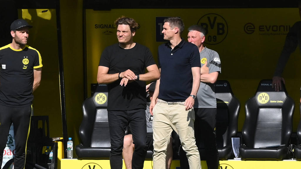 Sportdirektor Sebastian Kehl (r.) plant den BVB-Kader für die kommende Saison