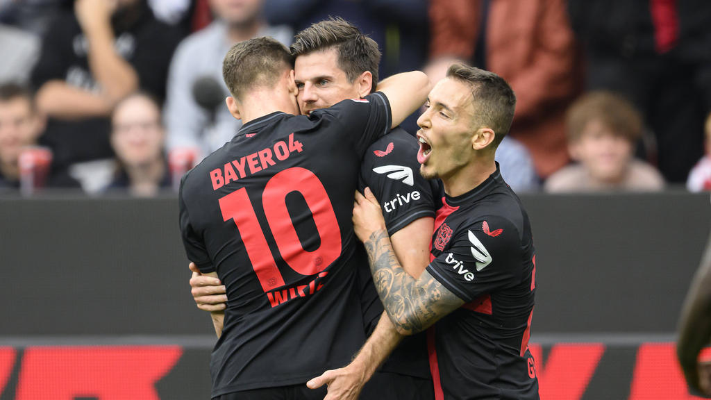 Für Spanien darf Leverkusen-Star Alejandro Grimaldo (rechts) noch nicht jubeln