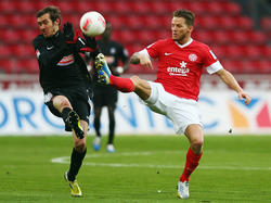 Julian Schuster (l.) soll bei Freiburg bleiben