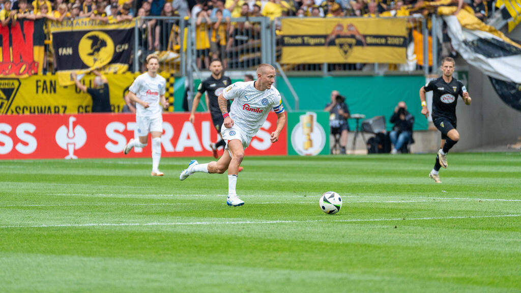 Holstein-Kapitän Lewis Holtby (m.) in Aktion Holstein-Kapitän Lewis Holtby (m.) in Aktion