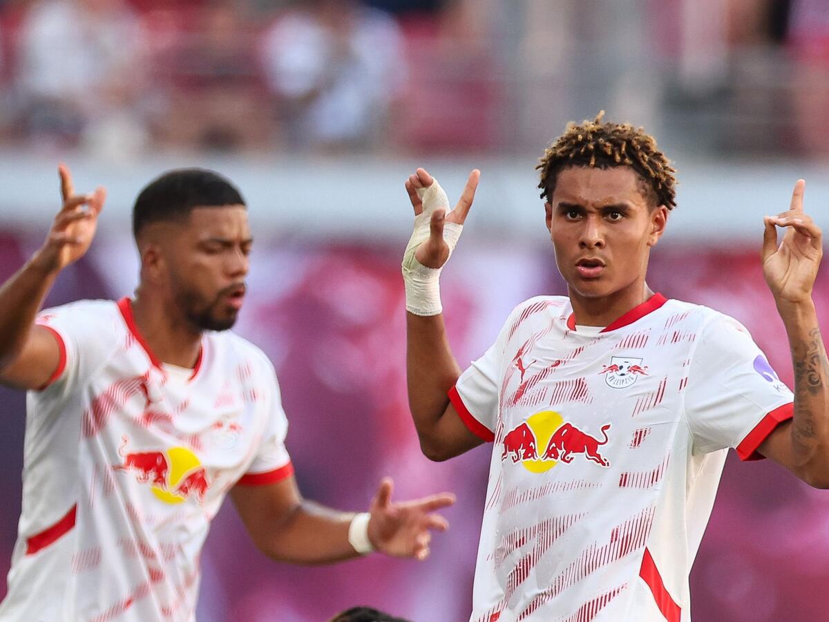 Trên đường thăng hạng: Antonio Nusa (r.) ghi 2 bàn sau 2 trận cho RB Leipzig