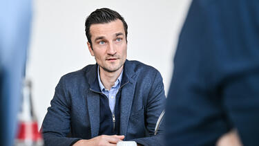 Matthias Tillmann lenkt den FC Schalke 04 durch unruhige Zeiten