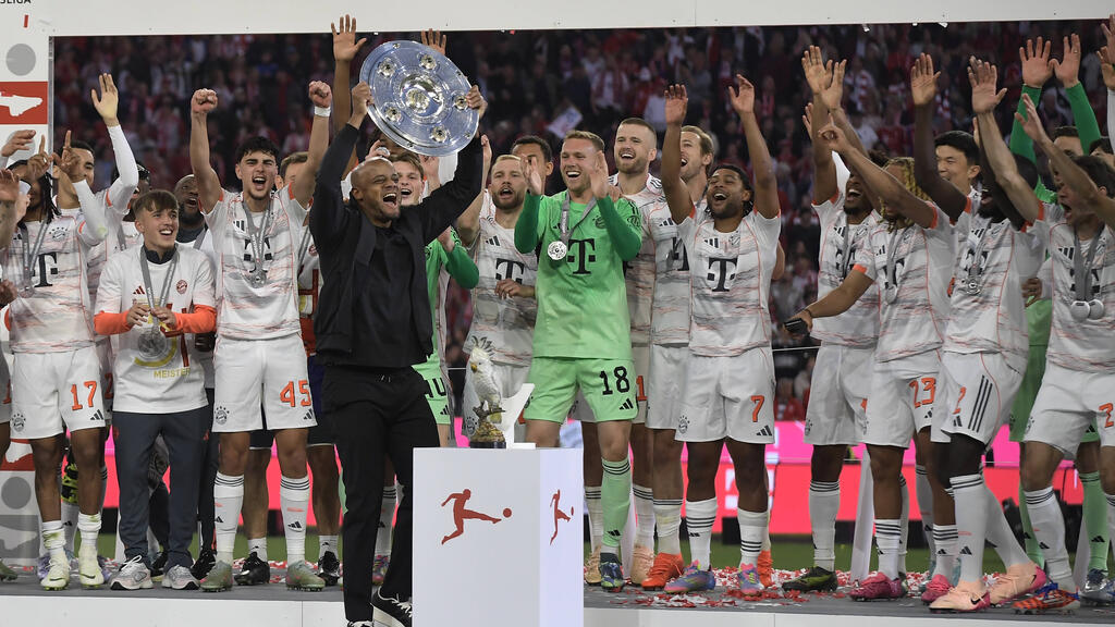Vincent Kompany reißt die Schale hoch Vincent Kompany reißt die Schale hoch