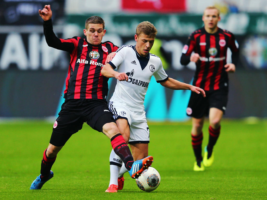 Während der Bundesliga-Partie zwischen Eintracht Frankfurt und dem FC Schalke 04 am 13. Spieltag der Saison 2013/2014 geht Sebastian Jung (l.) in den Infight mit dem Mittelfeldjuwel Max Meyer (23.11.2013). Während der Bundesliga-Partie zwischen Eintracht Frankfurt und dem FC Schalke 04 am 13. Spieltag der Saison 2013/2014 geht Sebastian Jung (l.) in den Infight mit dem Mittelfeldjuwel Max Meyer (23.11.2013).