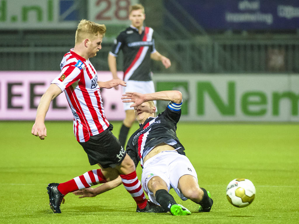 Sander Rozema (r.) komt te laat met zijn tackle en kan niet voorkomen dat Mart Dijkstra (l.) de bal naar voren speelt tijdens Sparta Rotterdam - FC Emmen. (11-03-2016)