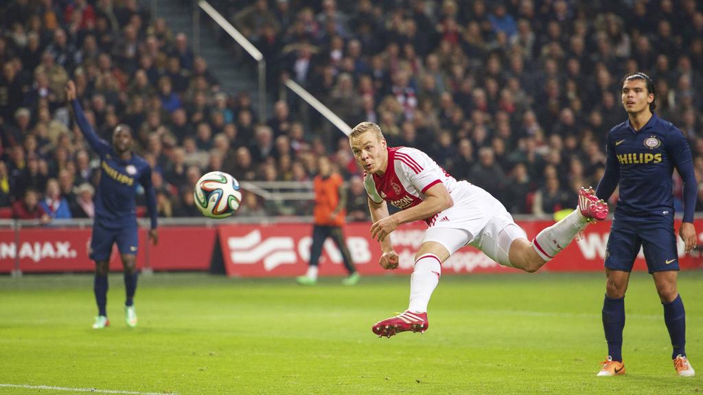Kolbeinn Sigþórsson maakt het winnende doelpunt voor Ajax in het treffen met PSV. (19-01-2014)