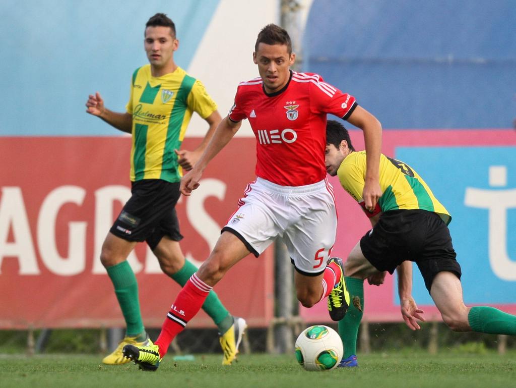 Uroš Matić in actie tijdens een duel van Benfica B. (28-10-2013)