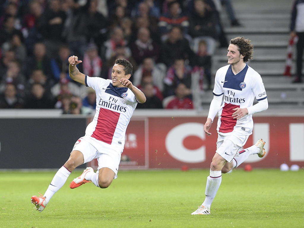 Marquinhos (l.) juicht nadat hij de score heeft geopend tegen Lille OSC. Adrien Rabiot (r.) doet vrolijk mee. (10-05-2014) Marquinhos (l.) juicht nadat hij de score heeft geopend tegen Lille OSC. Adrien Rabiot (r.) doet vrolijk mee. (10-05-2014)