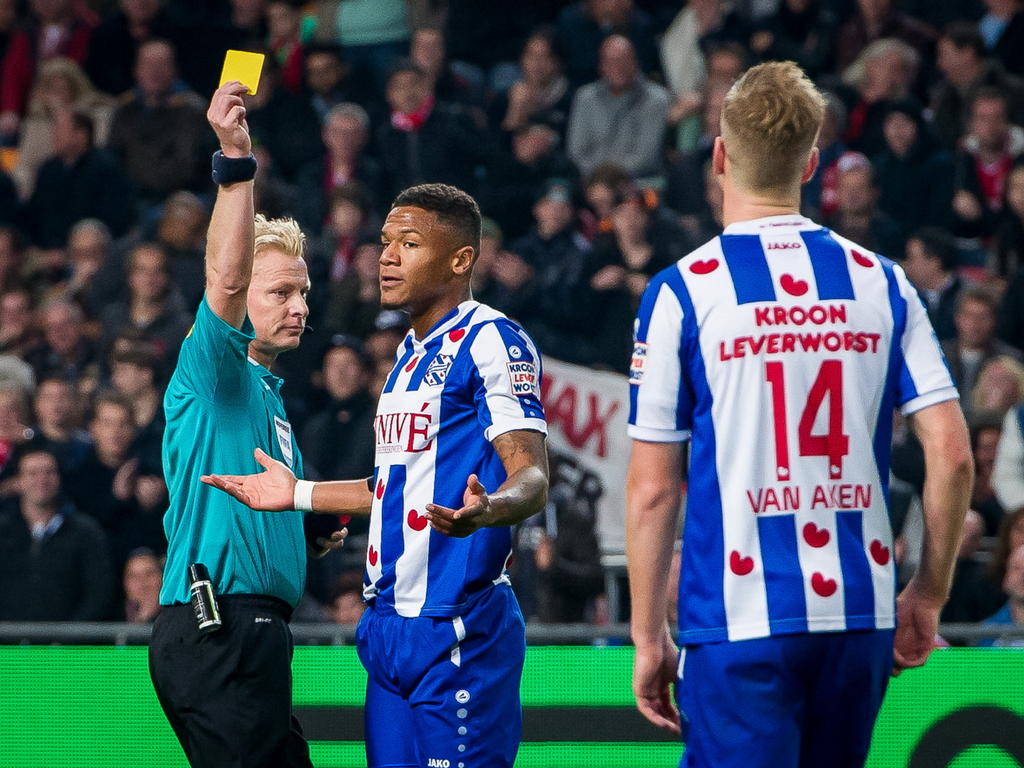 Kevin Blom (l.) geeft Kenneth Otigba in het competitieduel met Ajax geel, maar de verdediger van sc Heerenveen begrijpt er niets van. Joost van Aken kijkt toe. (22-11-2014)