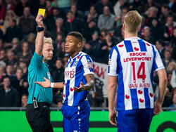 Kevin Blom (l.) geeft Kenneth Otigba in het competitieduel met Ajax geel, maar de verdediger van sc Heerenveen begrijpt er niets van. Joost van Aken kijkt toe. (22-11-2014)