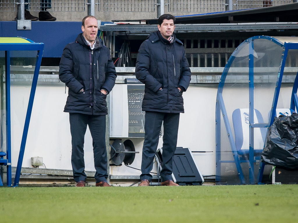 FC Groningen-trainer Erwin van de Looi (r.) met zijn assistent Dick Lukkien. (22-02-2015)