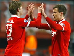 Twente speler Andreas Bjelland (r) valt uit en FC Twente speler Joachim Andersen (l) komt in het veld. (14-03-2015)