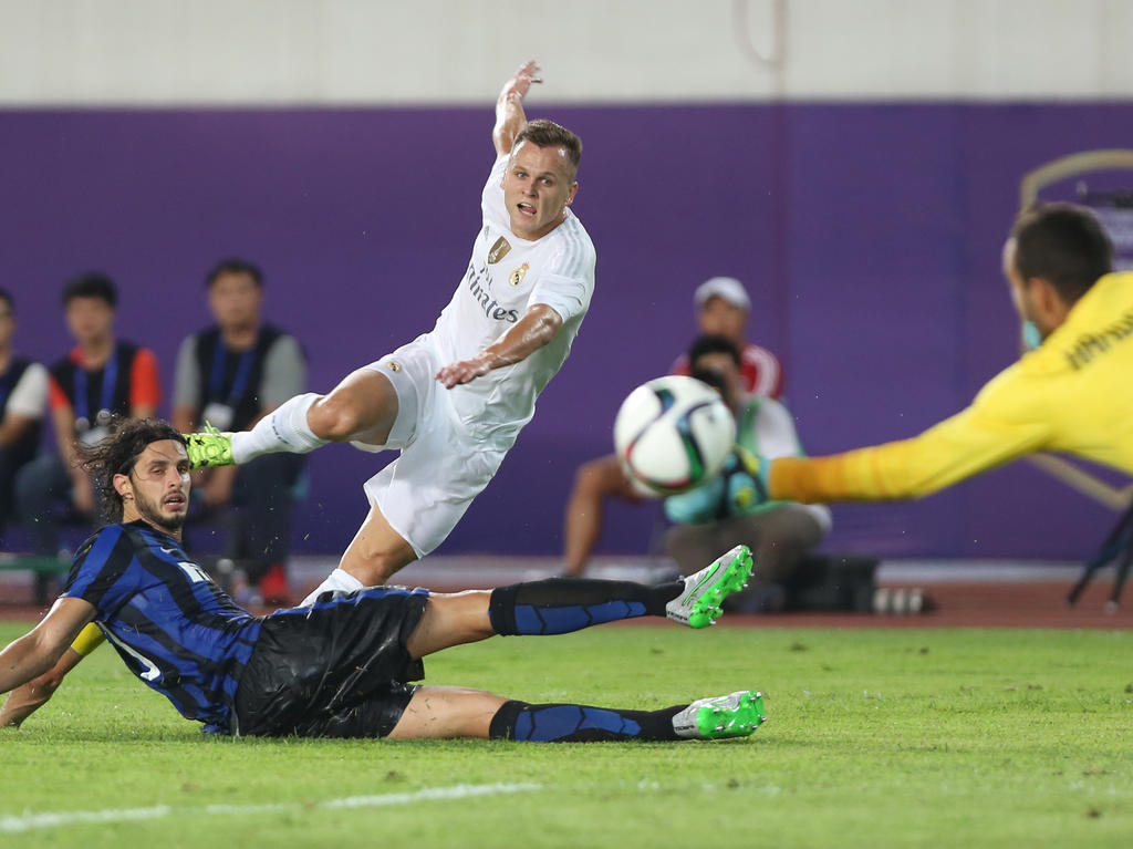 Reals Denis Cheryshev (r.) zieht während des Testspiels gegen Inter ab