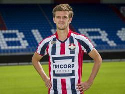Lucas Andersen laat zich fotograferen in het shirt van Willem II. (26-08-2015)