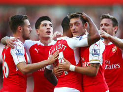 Mesut Özil (2.v.r.) könnte seinen Vertrag bei Arsenal verlängern