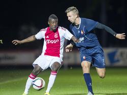Leeroy Owusu duelleert met Serrarens. De jonge Ajax-speler kijkt gelijk wat zijn opties zijn. (14-09-2015)