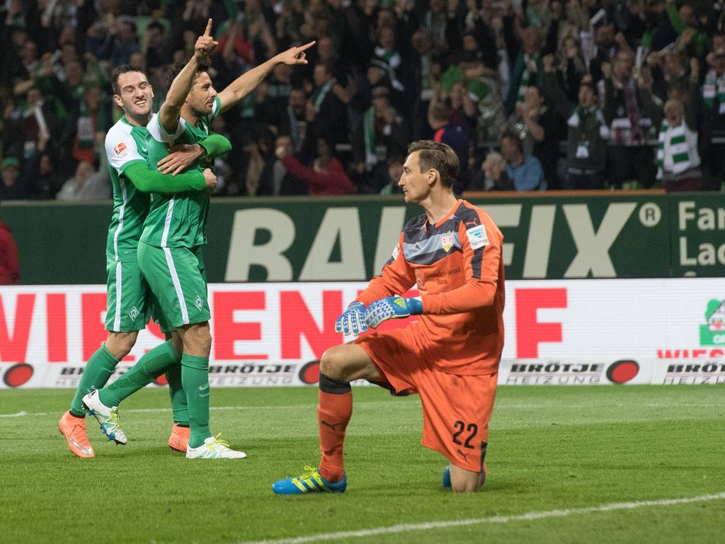 Beim 6:2-Kantersieg des SV Werder Bremen gegen den VfB Stuttgart trifft Claudio Pizarro zum zwischenzeitlichen 4:2.