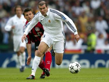 Da kann Bernd Schneider nur staunen: Zinédine Zidane zaubert im CL-Finale 2002