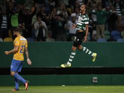 Bas Dost (m.) schreeuwt het uit na zijn tweede doelpunt voor Sporting CP in het duel met GD Estoril. (23-09-2016)