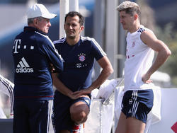 Bayern-Sportdirektor Hasan Salihamidzic (M.) äußert sich zu Robert Lewandowski (r.)