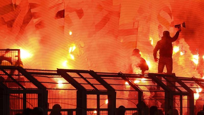 Gladbacher Fans brennen bei Borussia Dortmund bengalische Feuer ab