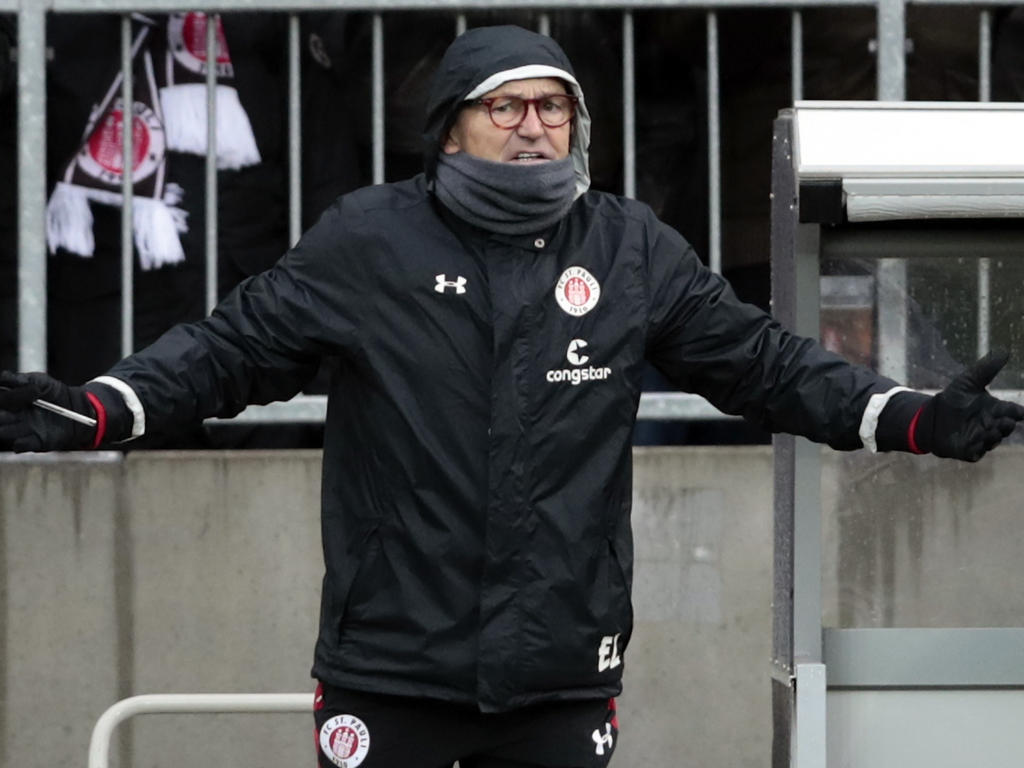 Trainer Ewald Lienen hat mit St. Pauli seit zehn Spielen nicht gewonnen