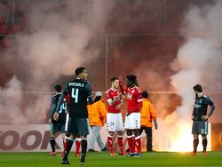 Het duel tussen Standard en Ajax ligt even stil omdat supporters van Ajax vuurwerk op het veld hebben gegooid. Jaïro Riedewald rust daarom even uit. (08-12-2016)