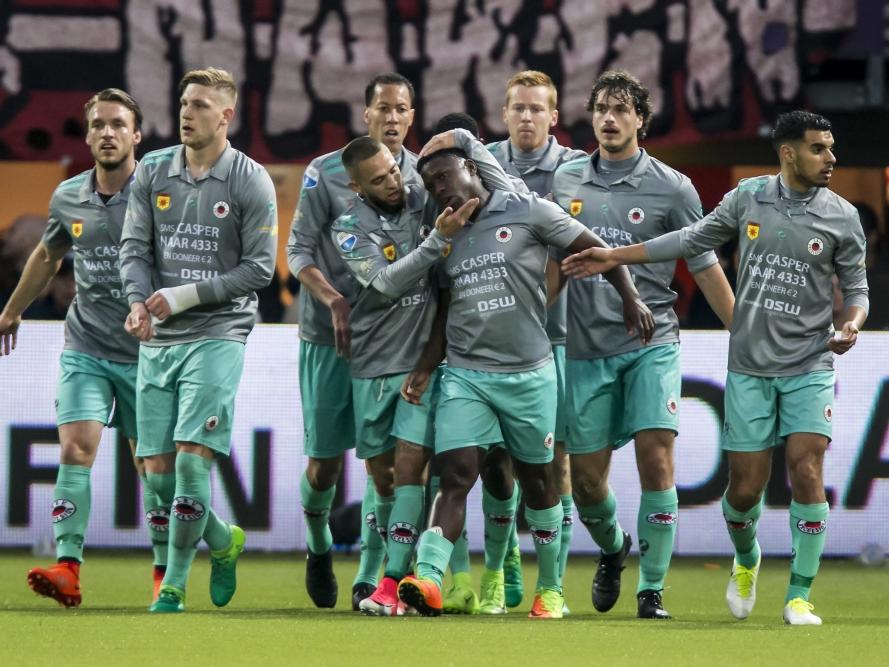 De spelers van Excelsior komen bij elkaar om de 1-1 van Nigel Hasselbaink (m.) te vieren. De Rotterdammers waren tegen Sparta vroeg op achterstand gekomen. (07-04-2017)