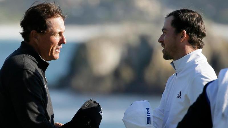 Phil Mickelson (l.) gratuliert Nick Taylor zum Sieg beim PGA-Turnier in Pebble Beach Phil Mickelson (l.) gratuliert Nick Taylor zum Sieg beim PGA-Turnier in Pebble Beach