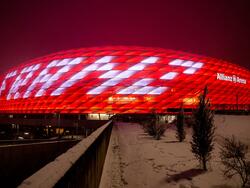 Die Allianz Arena ist mit dem Schriftzug "Danke Franz", in Erinnerung an den gestorbenen Franz Beckenbauer, beleuchtet