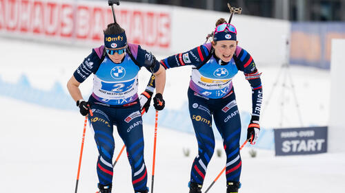 Drückten der Biathlonsaison oftmals ihren Stempel auf: Julia Simon (li.) und Justine Braisaz-Bouchet (re.)