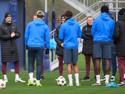 Marco Rose spricht beim Abschlusstraining der Leipziger zum Team. Es fehlt nur Castello Lukeba