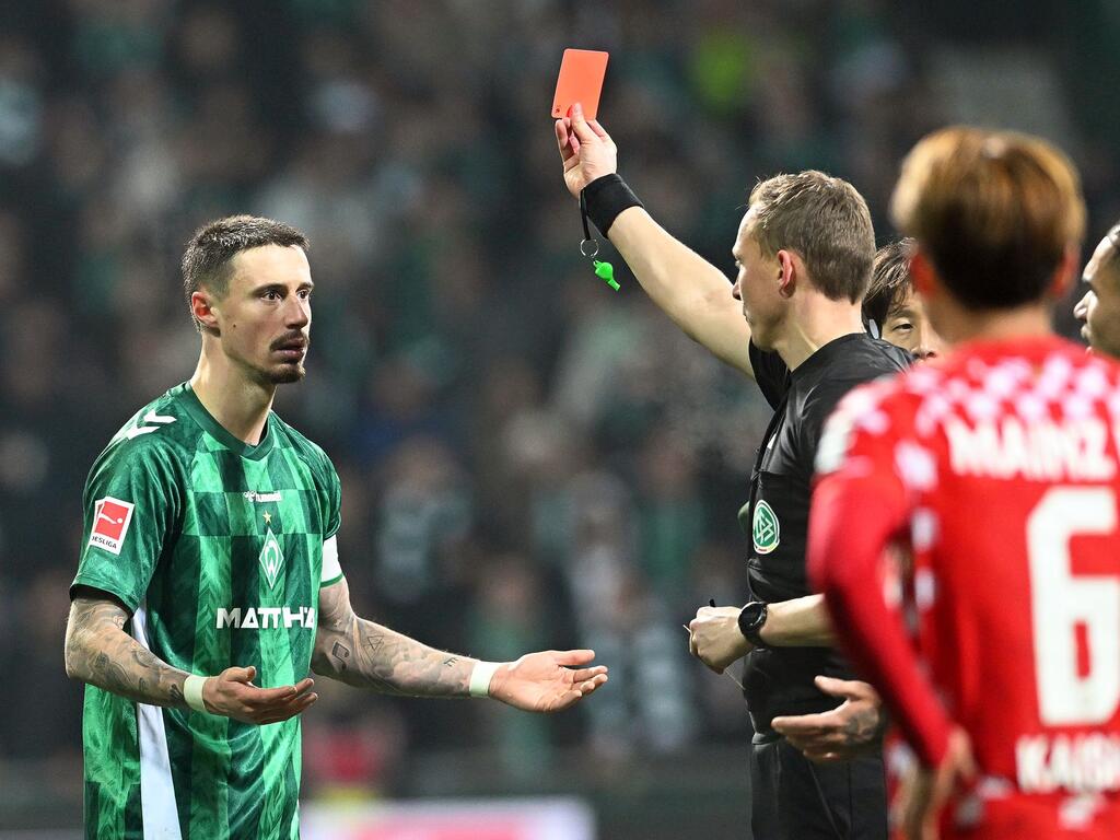 Martin Petersen zeigt Werders Marco Friedl Gelb-Rot Martin Petersen zeigt Werders Marco Friedl Gelb-Rot