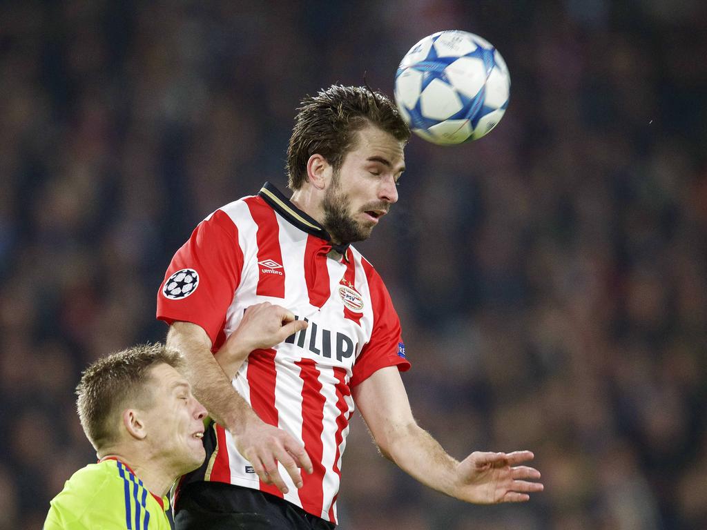 PSV-middenvelder Davy Pröpper wint overtuigend een kopduel tijdens de Champions League-wedstrijd tegen CSKA Moskou. (08-12-2015) PSV-middenvelder Davy Pröpper wint overtuigend een kopduel tijdens de Champions League-wedstrijd tegen CSKA Moskou. (08-12-2015)